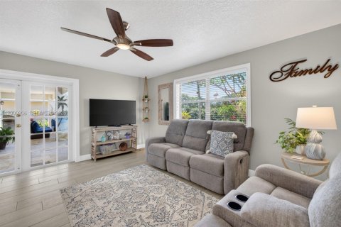 House in Davie, Florida 3 bedrooms, 194.35 sq.m. № 2064970 - photo 29