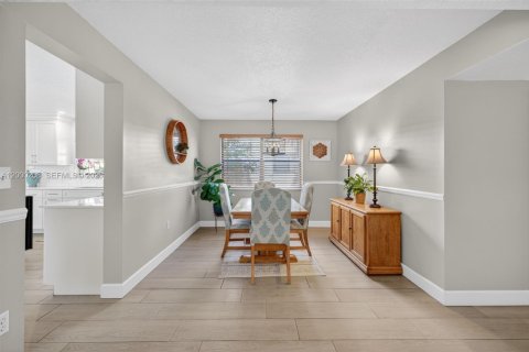 House in Davie, Florida 3 bedrooms, 194.35 sq.m. № 2064970 - photo 15