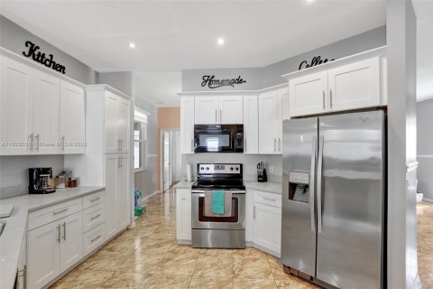 Casa en venta en Kissimmee, Florida, 3 dormitorios № 1804348 - foto 19