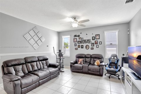 Casa en venta en Kissimmee, Florida, 3 dormitorios № 1804348 - foto 25