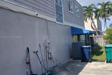 Casa en venta en Cutler Bay, Florida, 4 dormitorios, 182.74 m2 № 2029917 - foto 2