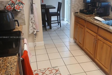 Casa en venta en Cutler Bay, Florida, 4 dormitorios, 182.74 m2 № 2029917 - foto 9