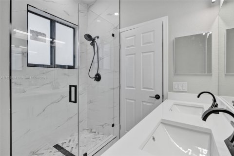 House in Dania Beach, Florida 4 bedrooms № 1891846 - photo 9