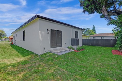 House in Dania Beach, Florida 4 bedrooms № 1891846 - photo 21