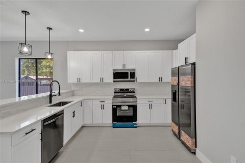 House in Dania Beach, Florida 4 bedrooms № 1891846 - photo 4