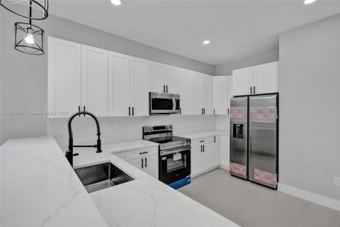House in Dania Beach, Florida 4 bedrooms № 1891846 - photo 3