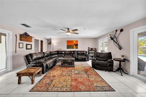 House in Port Charlotte, Florida 4 bedrooms, 199.18 sq.m. № 1421951 - photo 8