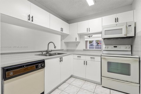 Снять в аренду таунхаус в Майами, Флорида 3 спальни, 100.43м2, № 1989856 - фото 9