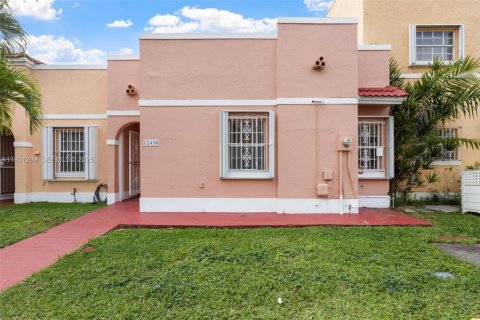 Снять в аренду таунхаус в Майами, Флорида 3 спальни, 100.43м2, № 1989856 - фото 1
