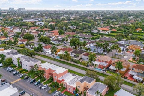 Снять в аренду таунхаус в Майами, Флорида 3 спальни, 100.43м2, № 1989856 - фото 20