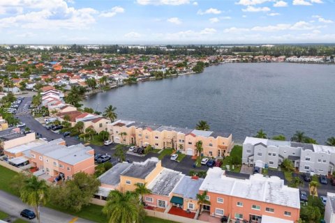 Снять в аренду таунхаус в Майами, Флорида 3 спальни, 100.43м2, № 1989856 - фото 21