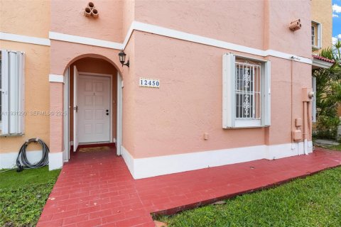 Снять в аренду таунхаус в Майами, Флорида 3 спальни, 100.43м2, № 1989856 - фото 2