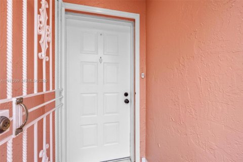 Снять в аренду таунхаус в Майами, Флорида 3 спальни, 100.43м2, № 1989856 - фото 3