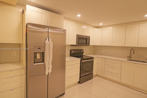 Снять в аренду кондоминиум в Уэстон, Флорида 2 спальни, 114.73м2, № 2042884 - фото 8