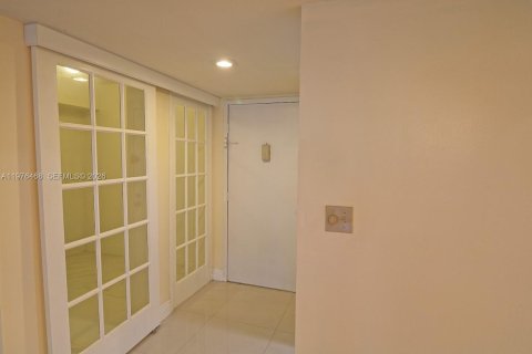 Снять в аренду кондоминиум в Уэстон, Флорида 2 спальни, 114.73м2, № 2042884 - фото 13