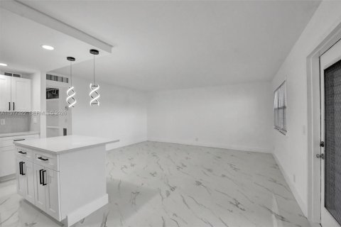 Condo in Delray Beach, Florida, 2 bedrooms  № 2041675 - photo 10