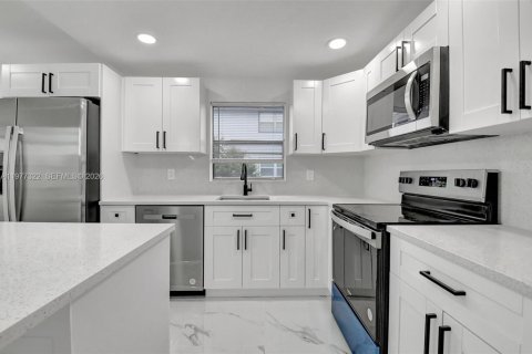 Condo in Delray Beach, Florida, 2 bedrooms  № 2041675 - photo 8