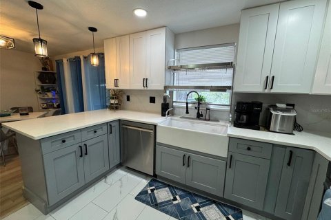 House in Tampa, Florida 3 bedrooms, 110.18 sq.m. № 1901845 - photo 18