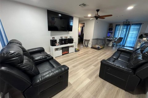 House in Tampa, Florida 3 bedrooms, 110.18 sq.m. № 1901845 - photo 3