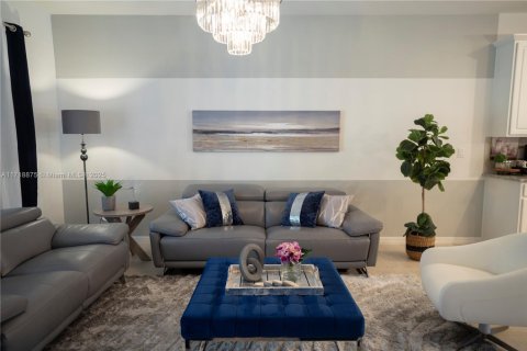 Adosado en venta en Kissimmee, Florida, 3 dormitorios № 1967798 - foto 5