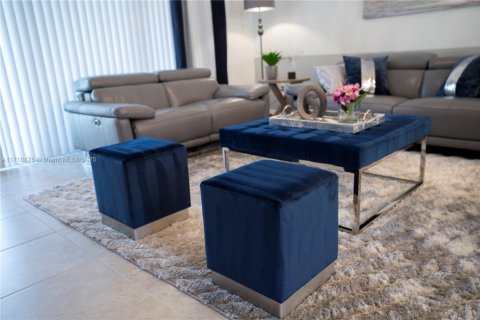 Adosado en venta en Kissimmee, Florida, 3 dormitorios № 1967798 - foto 7