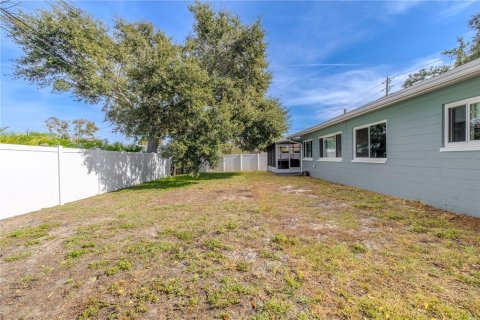 House in Seminole, Florida 3 bedrooms, 137.77 sq.m. № 2199437 - photo 17