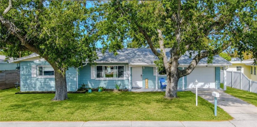 House in Seminole, Florida 3 bedrooms, 137.77 sq.m. № 2199437