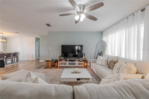 House in Seminole, Florida 3 bedrooms, 137.77 sq.m. № 2199437 - photo 18