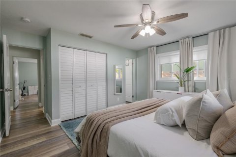 House in Seminole, Florida 3 bedrooms, 137.77 sq.m. № 2199437 - photo 21