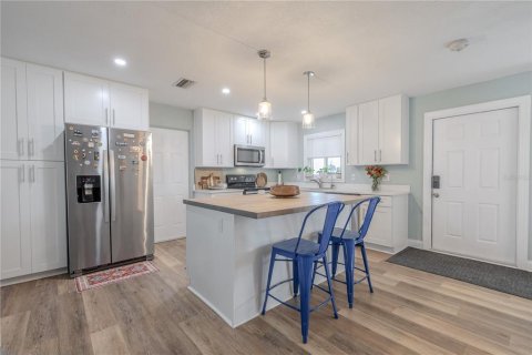 House in Seminole, Florida 3 bedrooms, 137.77 sq.m. № 2199437 - photo 7