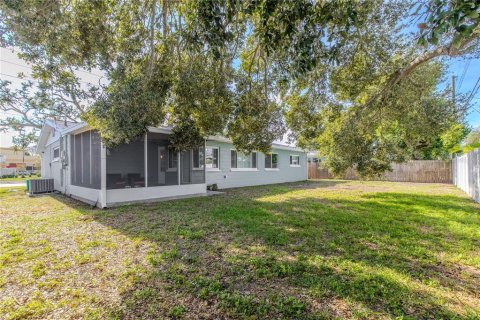House in Seminole, Florida 3 bedrooms, 137.77 sq.m. № 2199437 - photo 16