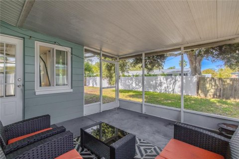 House in Seminole, Florida 3 bedrooms, 137.77 sq.m. № 2199437 - photo 2