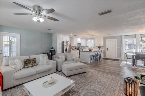 House in Seminole, Florida 3 bedrooms, 137.77 sq.m. № 2199437 - photo 6