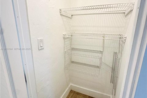 Apartamento en alquiler en Miami, Florida, 1 dormitorio № 1992990 - foto 7