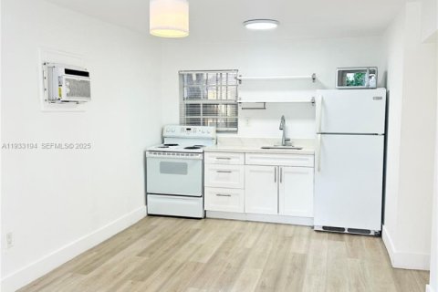 Apartamento en alquiler en Miami, Florida, 1 dormitorio № 1992990 - foto 3
