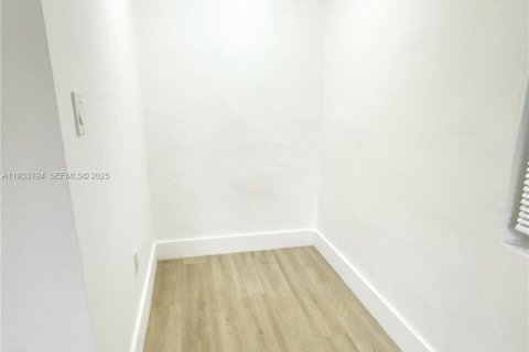 Apartamento en alquiler en Miami, Florida, 1 dormitorio № 1992990 - foto 9