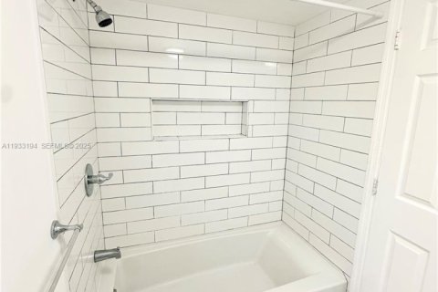 Apartamento en alquiler en Miami, Florida, 1 dormitorio № 1992990 - foto 15