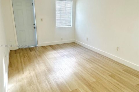 Apartamento en alquiler en Miami, Florida, 1 dormitorio № 1992990 - foto 2