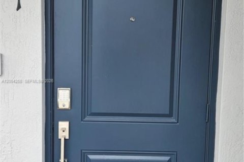 Townhouse in Florida City, Florida 3 bedrooms, 127.83 sq.m. № 2068197 - photo 7