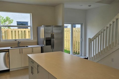 Townhouse in Florida City, Florida 3 bedrooms, 127.83 sq.m. № 2068197 - photo 12