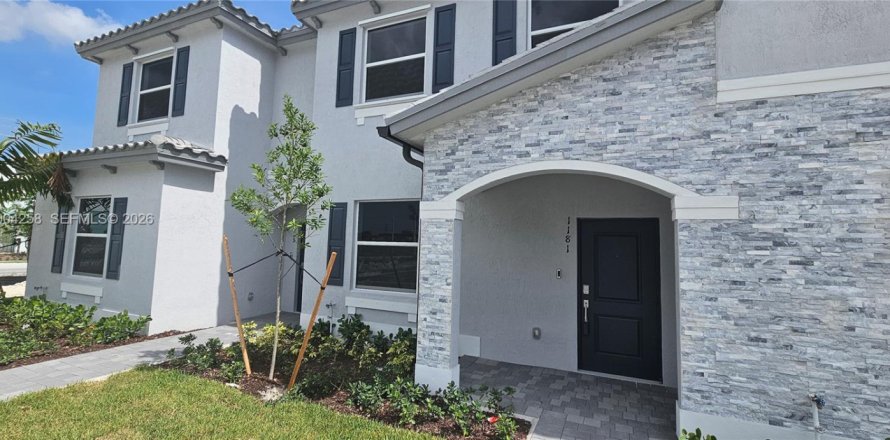 Townhouse in Florida City, Florida 3 bedrooms, 127.83 sq.m. № 2068197