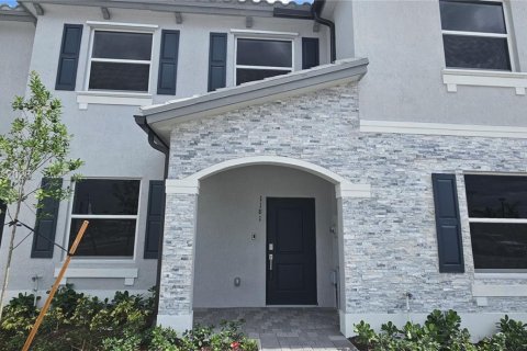 Townhouse in Florida City, Florida 3 bedrooms, 127.83 sq.m. № 2068197 - photo 4