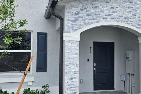 Townhouse in Florida City, Florida 3 bedrooms, 127.83 sq.m. № 2068197 - photo 2