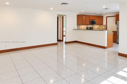 Villa ou maison à louer à Miami, Floride: 2 chambres, 92.9 m2 № 2400558 - photo 4