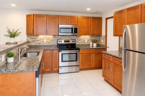Villa ou maison à louer à Miami, Floride: 2 chambres, 92.9 m2 № 2400558 - photo 6