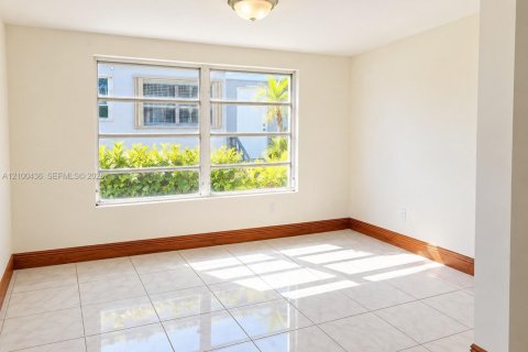 Villa ou maison à louer à Miami, Floride: 2 chambres, 92.9 m2 № 2400558 - photo 10
