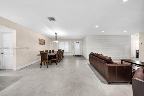 House in Miami, Florida 5 bedrooms, 225.85 sq.m. № 1880396 - photo 12