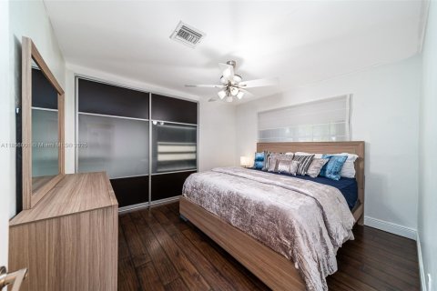 House in Miami, Florida 5 bedrooms, 225.85 sq.m. № 1880396 - photo 8