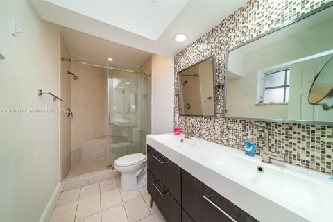 House in Miami, Florida 5 bedrooms, 225.85 sq.m. № 1880396 - photo 11