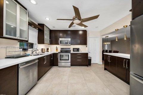 House in Miami, Florida 5 bedrooms, 225.85 sq.m. № 1880396 - photo 6